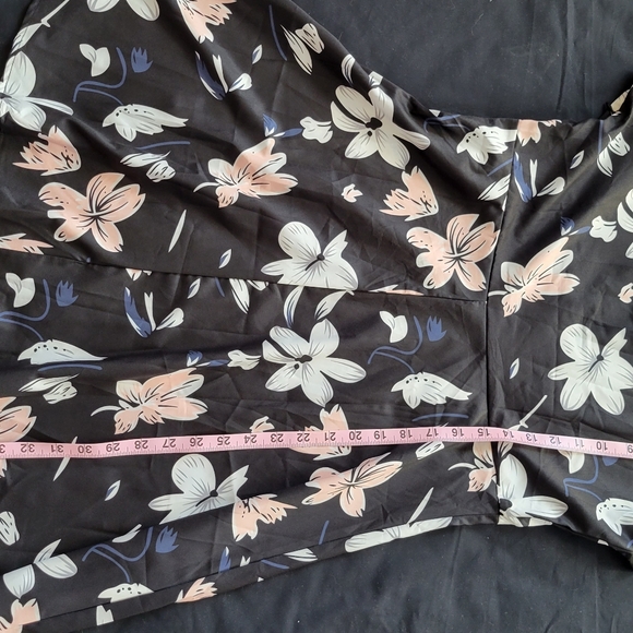 Lady's about the knee dress...id#016 - Picture 4 of 10